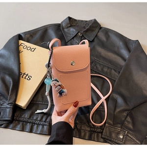 Sac bandoulière rose pour téléphone, texture litchi, bouton pression et breloque mignonne