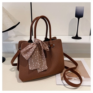 Sac fourre-tout marron tissé avec détail de foulard à pois et bandoulière amovible