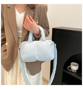 Gros plan d'un sac à main matelassé bleu clair dans un décor intérieur chic et moderne