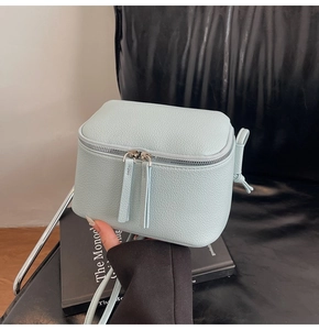 Nahaufnahme der minzgrünen Mini-Box-Tasche aus Leder mit Lychee-Muster und Reißverschluss