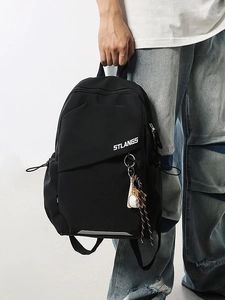 Borsa a tracolla impermeabile in nylon nero con logo STLANGS e ciondolo baseball