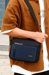 Nahaufnahme der blau-schwarzen Umhängetasche mit robustem Canvas-Stoff und Reißverschluss