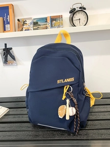Borsa a tracolla blu scuro con accenti gialli e ciondolo a tema baseball