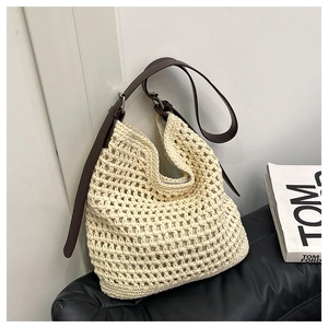 Détail du sac à bandoulière en crochet avec maille tissée et bandoulière en similicuir brun