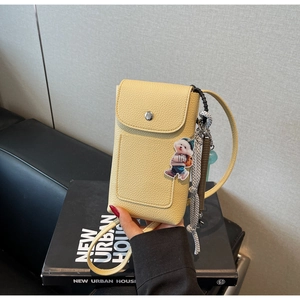 Sacoche jaune pour téléphone à motif litchi avec un adorable pendentif chiot blanc