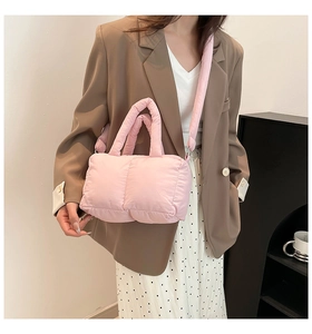 Détail du sac à main matelassé rose avec bandoulière et design rembourré de style nuage
