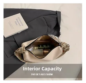 Vue de dessus du sac crème montrant l'intérieur spacieux pour téléphone et cosmétiques
