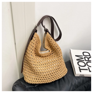 Détail du sac à bandoulière en crochet kaki avec bandoulière en cuir marron