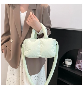 Détail du sac fourre-tout matelassé en nylon vert menthe dans un décor intérieur chic