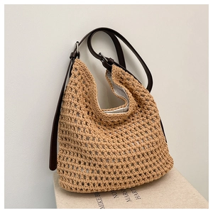 Détail du sac seau tissé kaki avec bandoulière réglable en cuir marron et maille