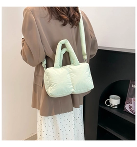 Vue détaillée du sac cabas matelassé vert menthe avec une poignée souple rembourrée