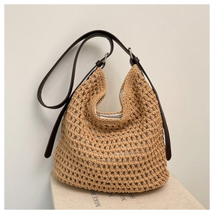 Détail du sac cabas en maille kaki avec bandoulière en cuir marron au style bohème