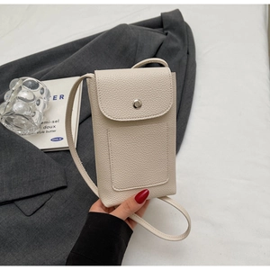 Détail d'un mini sac de téléphone blanc crème à texture litchi avec fermoir en métal