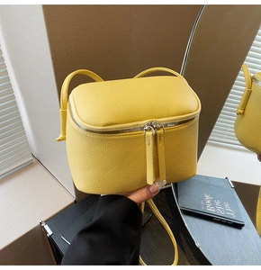 Detailansicht einer gelben Mini-Vierecktasche mit hochwertiger Lychee-Muster-Struktur