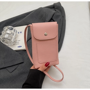 Détail du sac de téléphone rose à texture litchi avec bouton pression et poche avant
