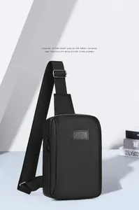 Detailansicht der schwarzen matten Brusttasche aus strapazierfähigem Stoff mit Sport-Patch