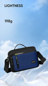 Nahaufnahme der leichten 198g Umhängetasche in Blau und Schwarz mit Reißverschlüssen
