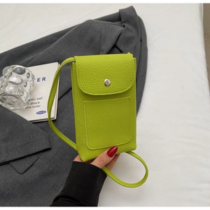 Détail du sac de téléphone en cuir grainé vert citron avec fermoir en métal argenté