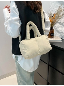 Sac fourre-tout matelassé en nylon beige avec large bandoulière pour femmes chic