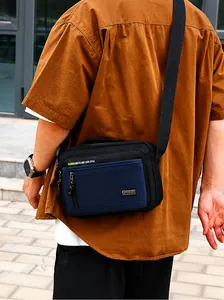 Detail der marineblau-schwarzen Umhängetasche mit wasserdichtem Nylon und Reißverschlüssen
