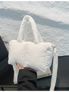Sac à main matelassé blanc style doudoune avec large bandoulière et grande capacité