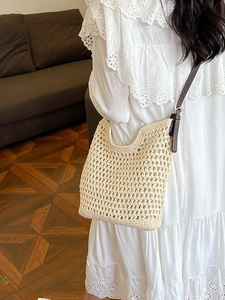 Sac seau au crochet beige fait main avec bandoulière en cuir pour style de plage estival