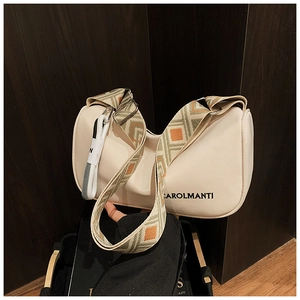 Détail du sac bandoulière beige en demi-lune avec sangle jacquard et logo de marque