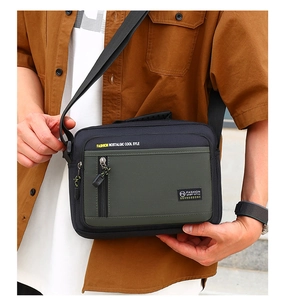 Detail der Nylon-Umhängetasche mit mehreren Taschen, taktischem Design und Trageriemen