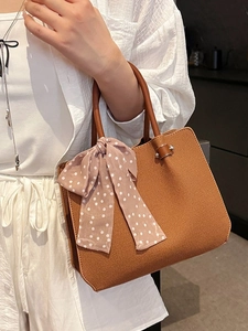Sac seau marron texturé avec poignées rondes et foulard en soie à pois roses
