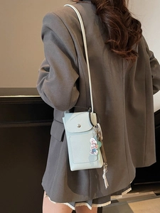 Petit sac bandoulière pour téléphone en cuir grainé bleu clair avec pendentif tendance