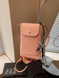 Sac bandoulière rose pour téléphone en cuir grainé avec charm d'ours et bouton pression