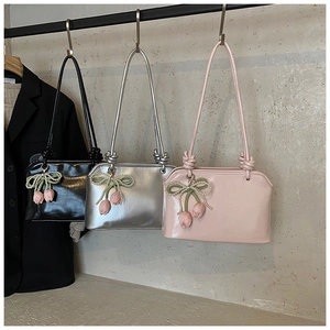 Tre borse tote minimaliste in nero, argento e rosa con ciondoli a fiocco di tulipano e nodi