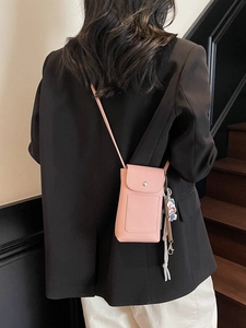 Mini sac à bandoulière rose en cuir grainé avec pendentif et sangle tressée