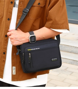 Detail der wasserdichten schwarzen Nylon-Umhängetasche mit Multi-Tasche und Gurt