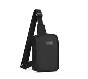 Seitenansicht der schwarzen wasserdichten Sport-Brusttasche mit Sport-Label und breitem Gurt