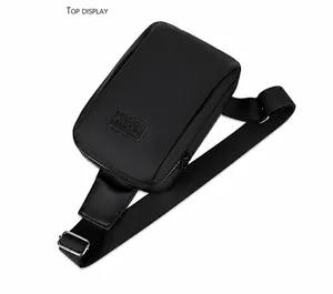 Detailansicht der schwarzen Crossbody-Tasche aus glänzendem Nylon mit verstellbarer Schnalle