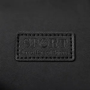 Nahaufnahme des schwarzen Leder-Sport-Frontiers-Etiketts mit Ziernähten an der Brusttasche