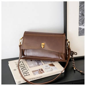 Détail du sac rétro marron café en similicuir brillant avec fermoir carré doré élégant