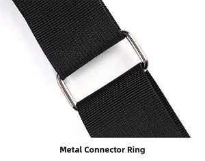 Detailaufnahme eines silbernen rechteckigen Metallrings und eines schwarzen Nylonbands