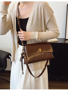 Sac bandoulière vintage en cuir huilé marron foncé avec boucle dorée et gland décoratif