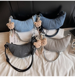 Gesteppte Croissant-Taschen aus Denim in verschiedenen Farben mit Bären-Anhänger