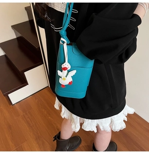 Sac seau bleu ciel avec motif litchi et charmant pendentif canard blanc pour femme