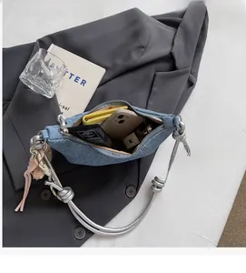 Innenansicht des geräumigen Stauraums dieser hellblauen Jeans-Hobo-Tasche für Damen