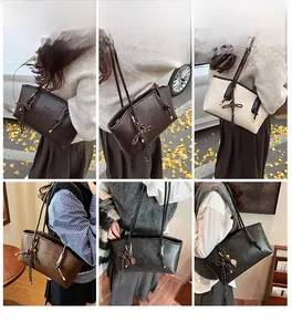 Dettaglio delle borse tote in marrone e crema con nodi decorativi e pendenti