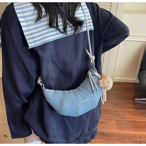 Moderne Jeans-Halbmondtasche mit Knoten-Schultergurt und Teddy-Anhänger