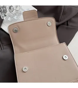 Detailansicht beige Handtasche mit doppeltem Magnetverschluss und Reißverschluss-Innentasche