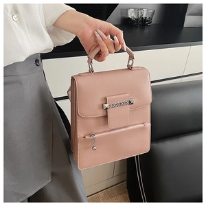 Detailansicht der rosa Ledertasche mit silberner Kette und schicken Metallnieten