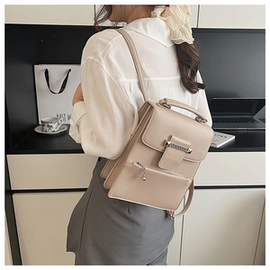 Detail eines beigen Kastenrucksacks aus hochwertigem Kunstleder mit Metallbeschlägen