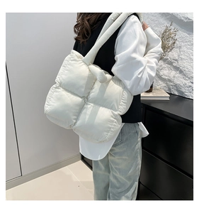 Seitenansicht einer gesteppten weißen Puffer-Tragetasche mit weicher Textur und Design
