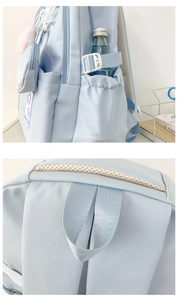 Détail de la poche latérale du sac à dos bleu clair avec boucle et poignée respirante